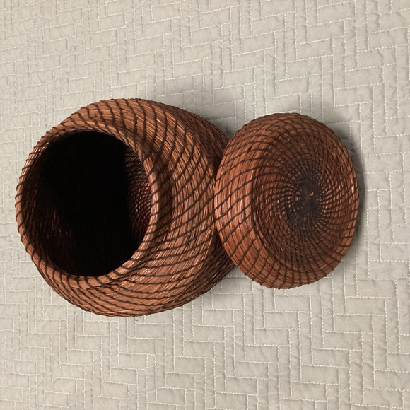 Vtg Pine Needle Native American Hand Woven Basket W/ Lid 7" Tall 6" wide - Picture 5 of 11